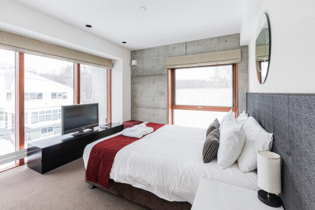 20231213 Niseko Central Konkurito Yukibana KONQ Bedroom Winter Lores 1
