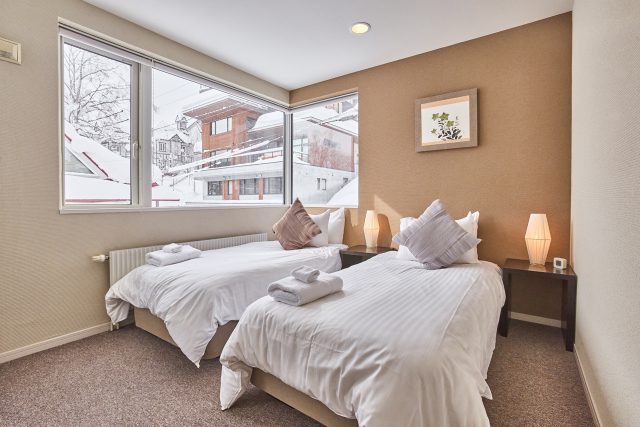 20240115 Niseko Central Horizon Townhouse HZ01 Bedroom Winter DSC4530 Lores 5