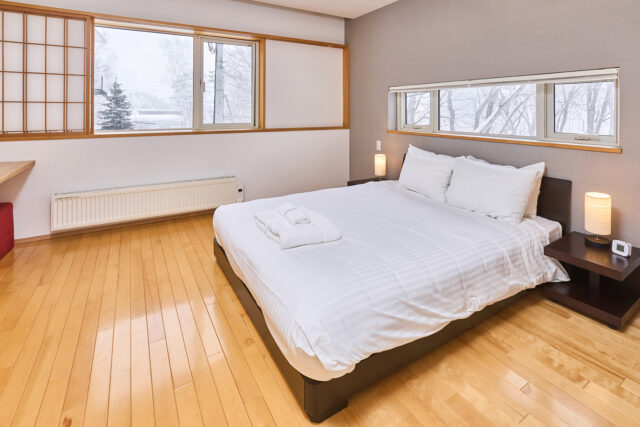 20240124 Niseko Central J House Bedroom Winter DSC6531 Lores 4