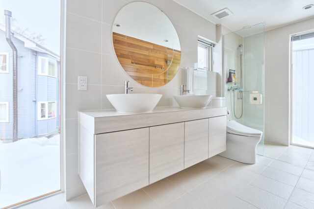 20240208 Niseko Central EZO EZ03 Sakari Luxe Bathroom Winter DSC5734 Lores 1