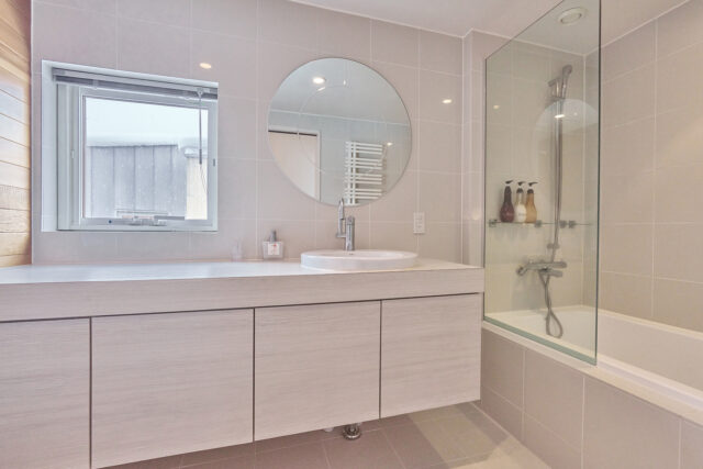 20240208 Niseko Central EZO EZ03 Sakari Luxe Bathroom Winter DSC5777 Lores 2