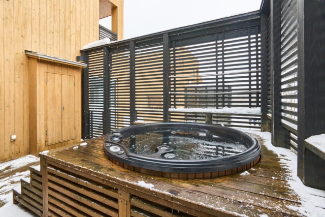 20240208 Niseko Central EZO EZ03 Sakari Luxe Jacuzzi Winter DSC6072 Lores 1