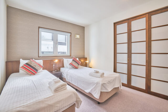 20240222 Niseko Central Kashi Lodge KL01 Winter Bedroom DSC6452 Lores 3