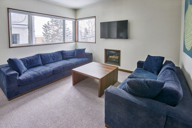 20240222 Niseko Central Kashi Lodge KL01 Winter Living Room DSC6406 Lores 3