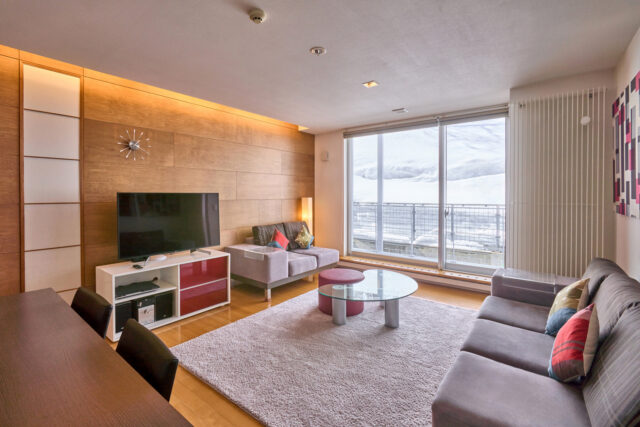 20240325 Niseko Central Youtei Tracks YT105 Winter Living Room DSC9818 Lores 1