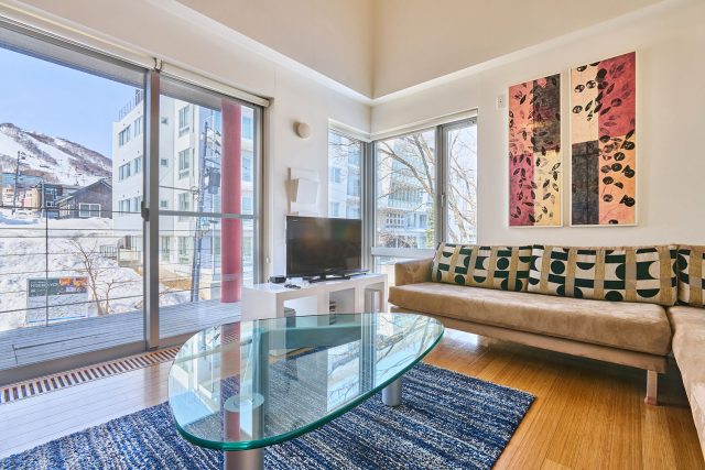 20240403 Niseko Central Powder Tracks PT07 Winter Living Room DSC3366 Lores 1