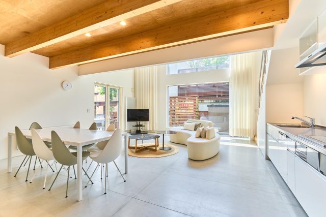 20240712 Niseko Central Whiskey Woods WW Summer Kitchen Living Room DSC5193 Lores 1