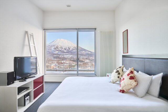 20250127 Niseko Central Yotei Tracks YT501 Bedroom DSC0299 Lores 1