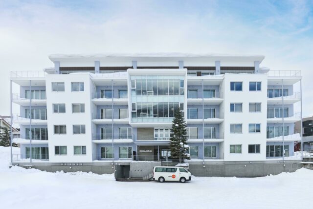 Youtei Tracks Front Winter Exterior