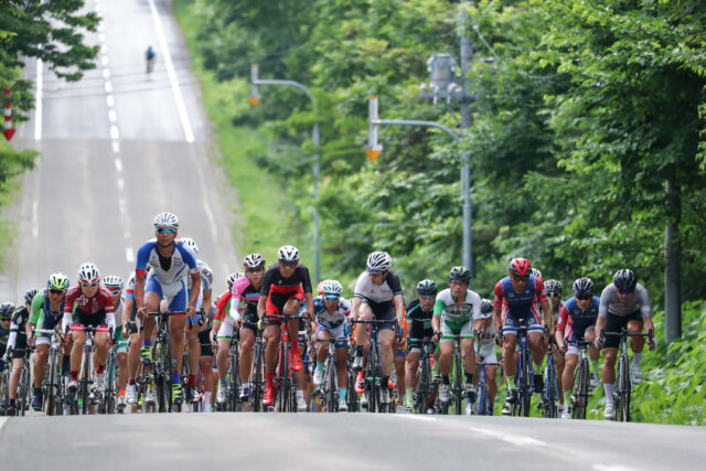 Pushing uphill in the 2017 Niseko Classic.