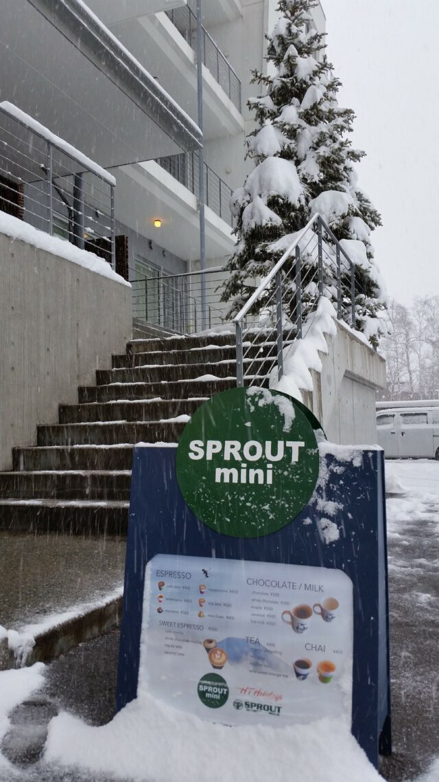 2015-12-18-Mini-sprout-opening-day-youtei-tracks-outside-sign