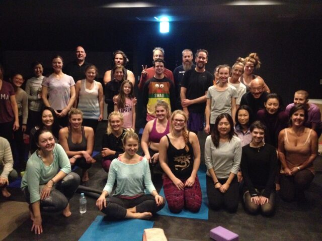 powder-yoga-2015-2016-night-group