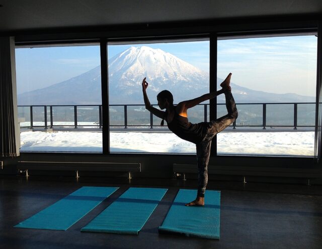 powder-yoga-2015-2016-youtei-morning-pose