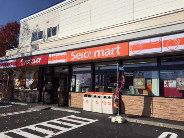 seicomart-storefront-outside-autumn