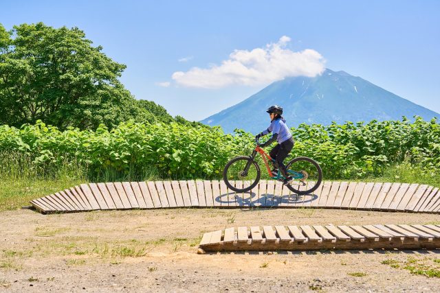 東急グラン・ヒラフのマウンテンバイクパークで、自然を感じながら夏の