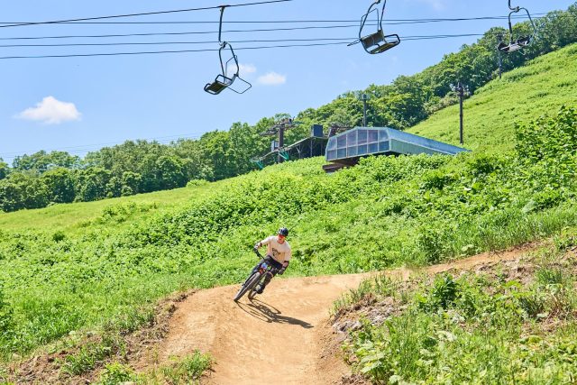 東急グラン・ヒラフのマウンテンバイクパークで、自然を感じながら夏の