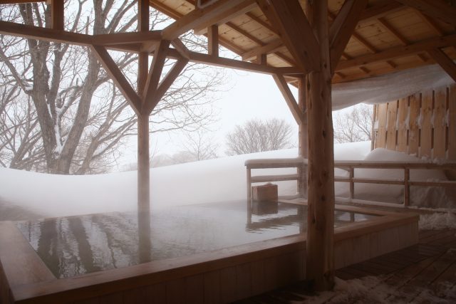 Weiss Hotel Onsen Outdoor Routenburo pool winter 1